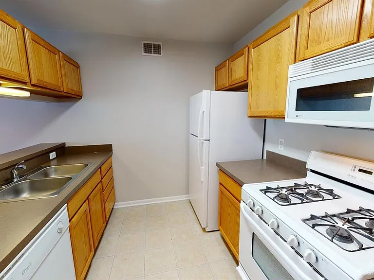 2785 S Knightsbridge Cir — Photo 2