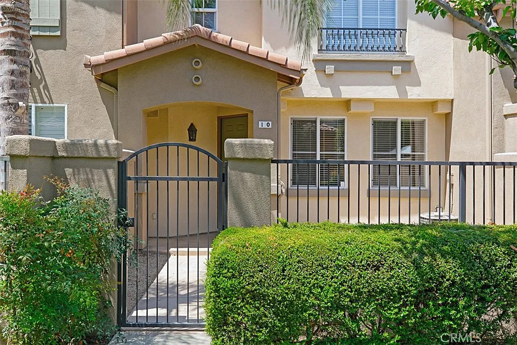 3 bed, 2.5 bath, 1400 sqft, $4,300 — Photo 3