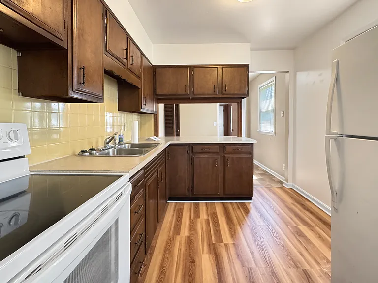 1727 Covert Ave — Photo 4