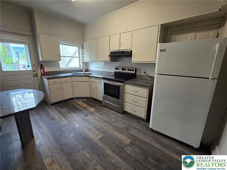 1437 Webster St — Photo 5