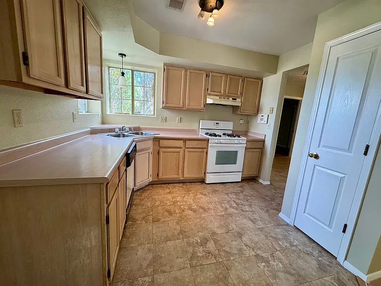 1928 Lee Loop NE — Photo 10