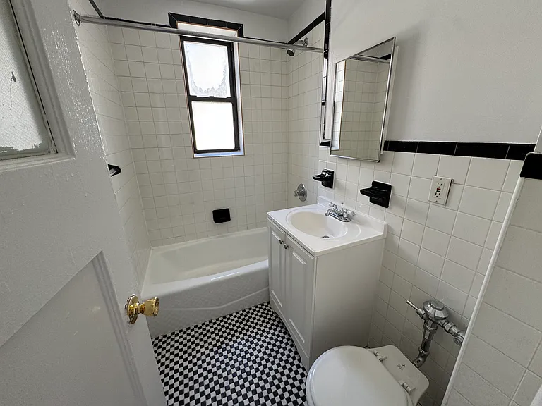 32-15 35th St #F6 — Photo 3