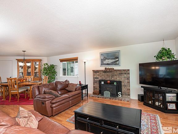 3rd image of 915 Belmont Ct