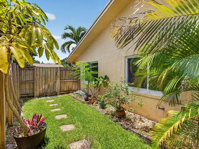 6410 NW 34th Ave — Photo 8