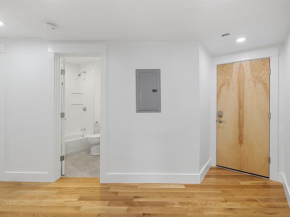 4th image of 406 Columbia St #1A