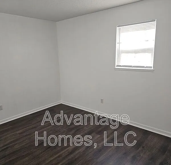 702 N 70th St — Photo 18