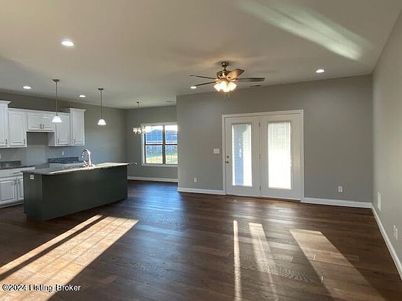 3rd image of 124 Creekside Dr
