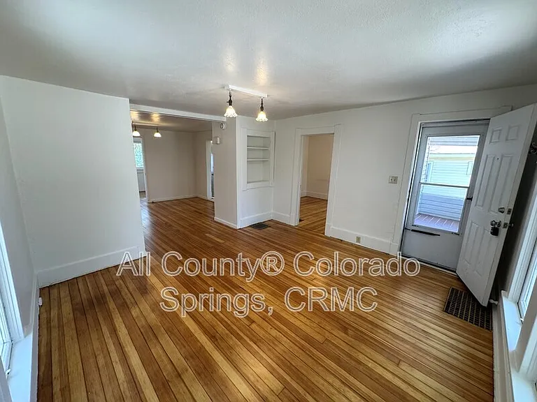 811 E Kiowa St — Photo 2