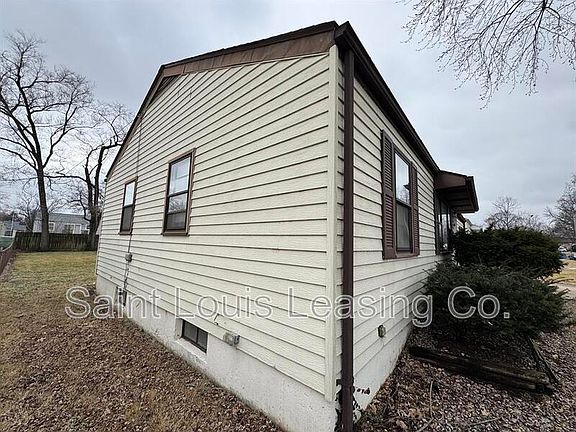 5th image of 830 Loekes Dr