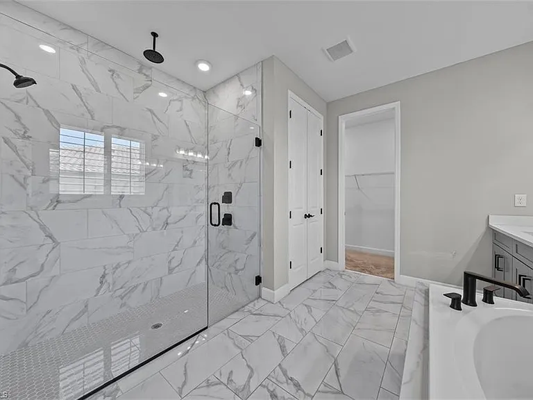 2038 Grove Dr — Photo 16
