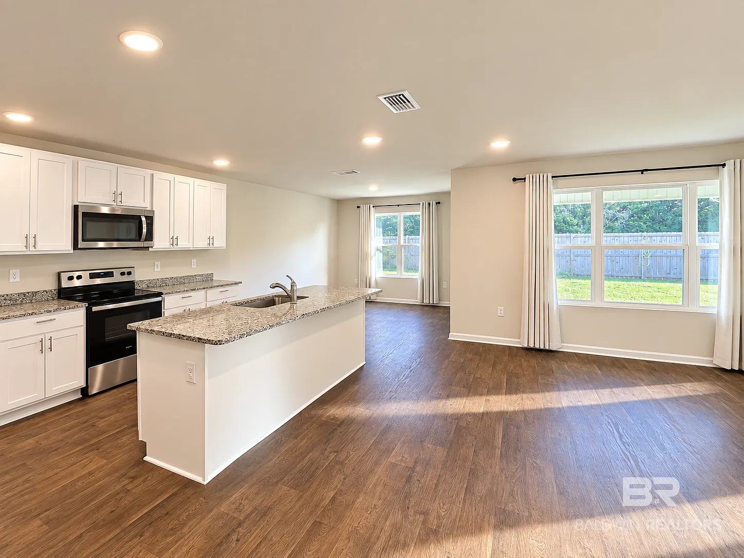 4 bed, 2.0 bath, 1924 sqft, $2,950 — Photo 2