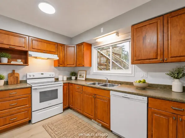 8024 Cedar St, Mission, BC V2V 3N1