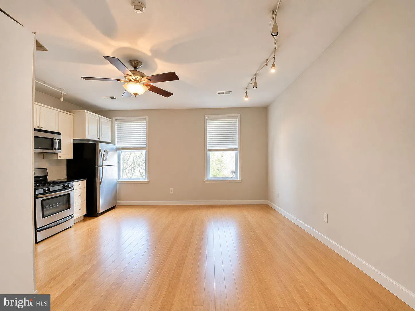 4 bed, 2.0 bath, 1200 sqft, $1,500 — Photo 2