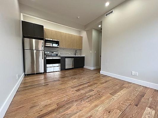 3rd image of 656 Kosciuszko St #2B