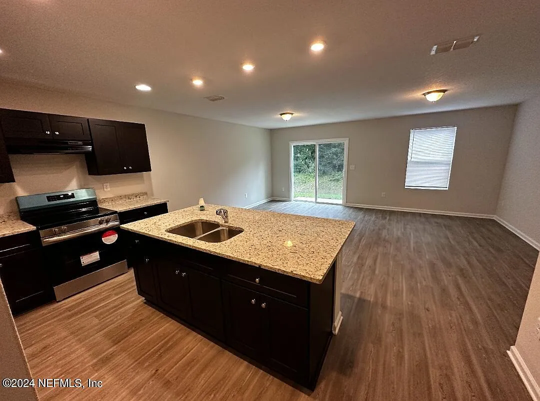 4 bed, 2.5 bath, 1574 sqft, $1,850 — Photo 4