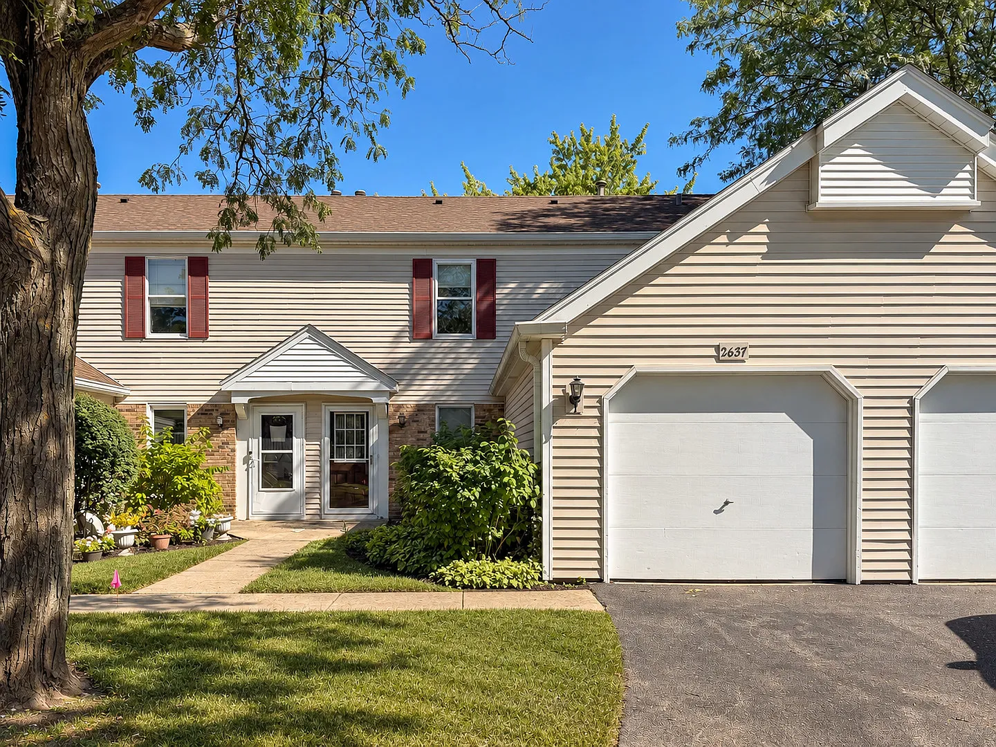 2 bed, 1.5 bath, 1008 sqft, $2,000 — Photo 1