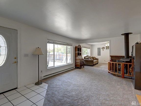Large living area - new carpet