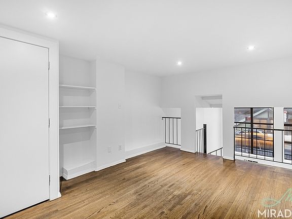 5th image of 10 E 13th St APT La