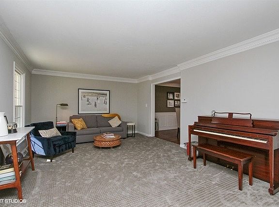 3rd image of 1S785 Ironwood Ln