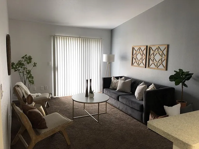 Goodmanor Apartments — Photo 8