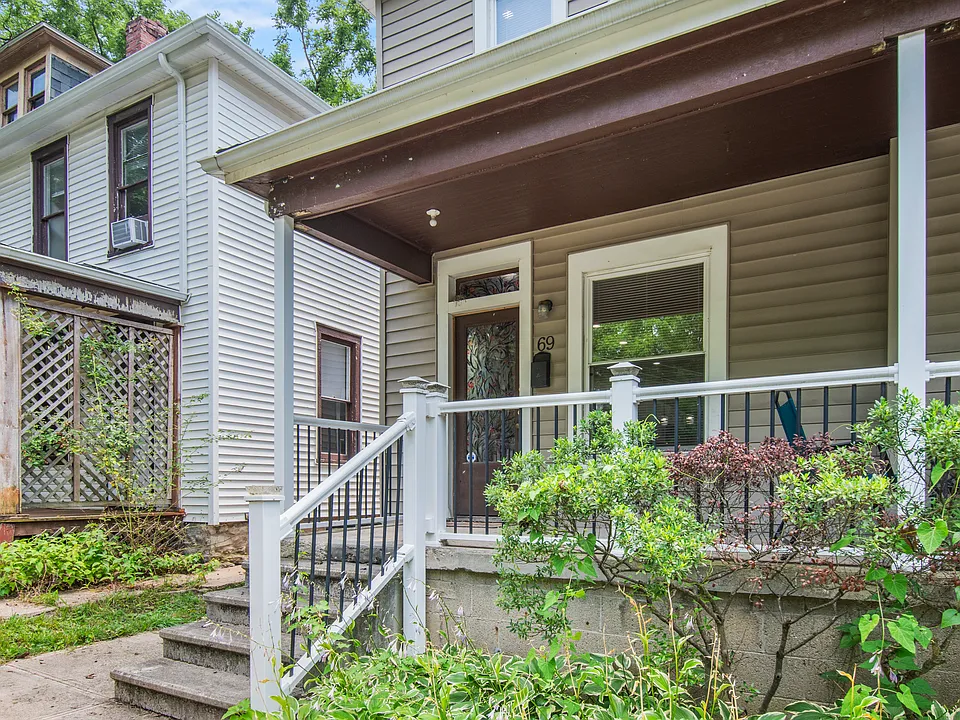 69-71 W Blake Ave #69