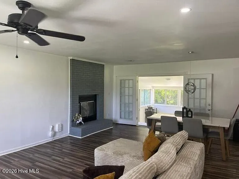 1312 Wolf Swamp Rd — Photo 4