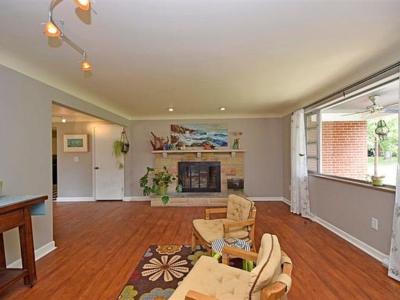 2nd image of 3209 Harriet Ln