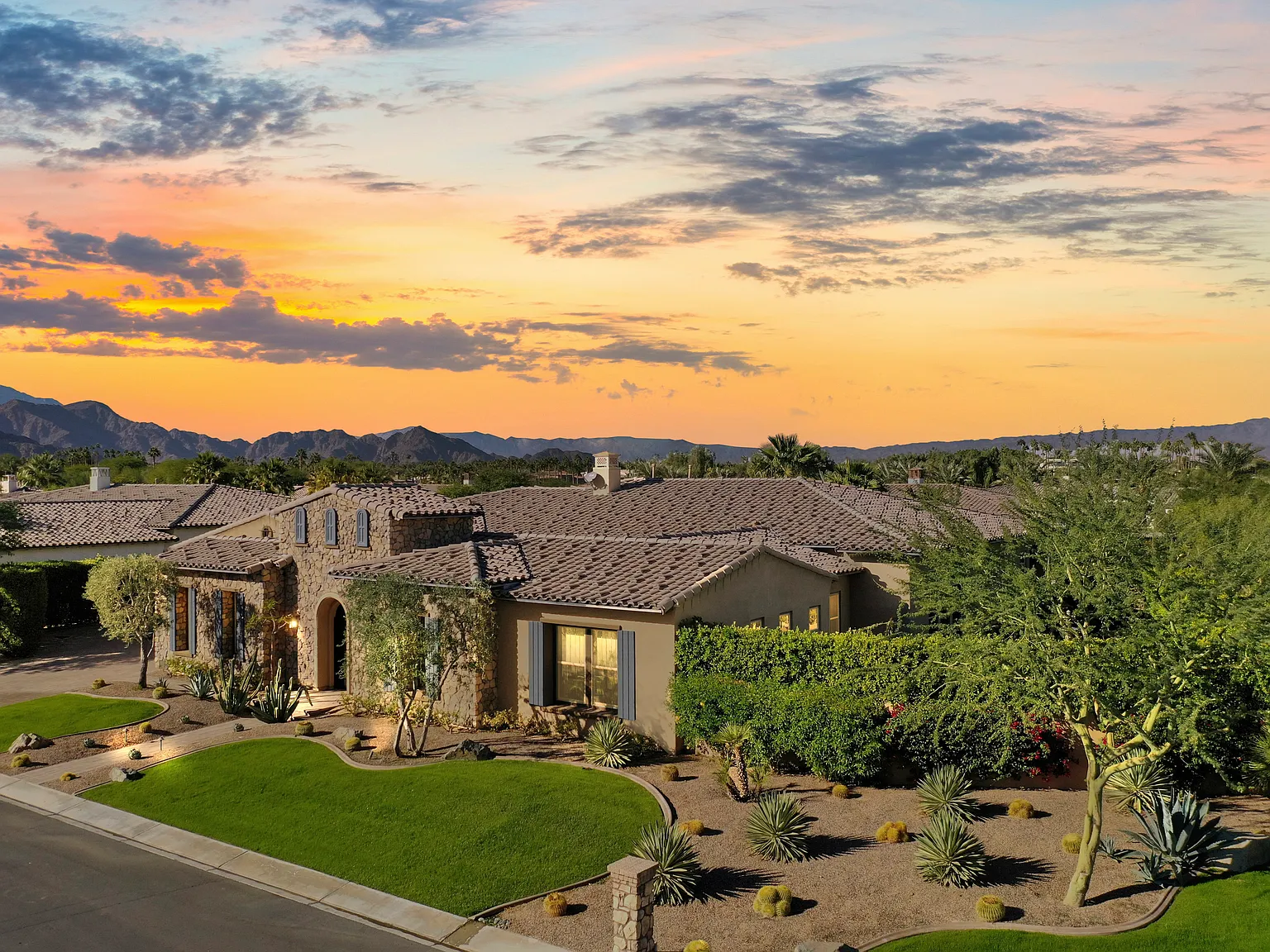 4 bed, 4.5 bath, 4900 sqft, $25,000 — Photo 1
