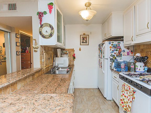 4th image of 18620 Hatteras St Unit 253