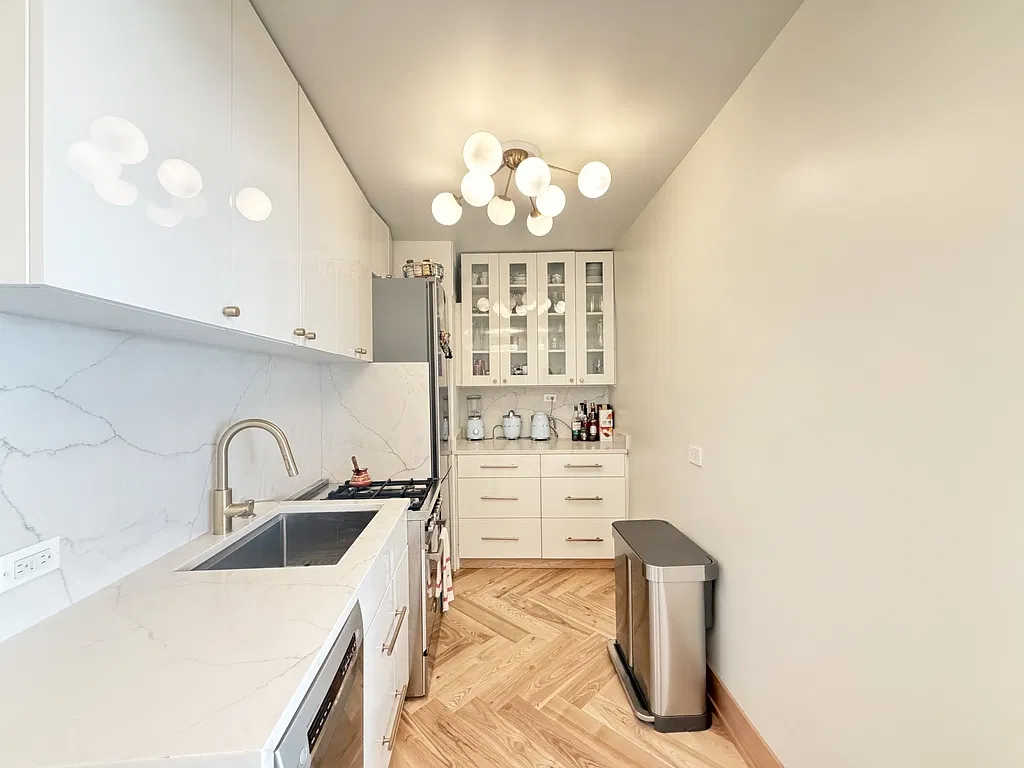 Appealing 1 Bed, 1 Bath at Lake Shore + Division (Gold Coast) — Photo 3