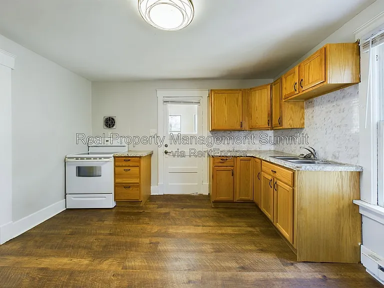 2408 Poplar St — Photo 9