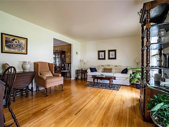 5th image of 221 Willow Green Dr