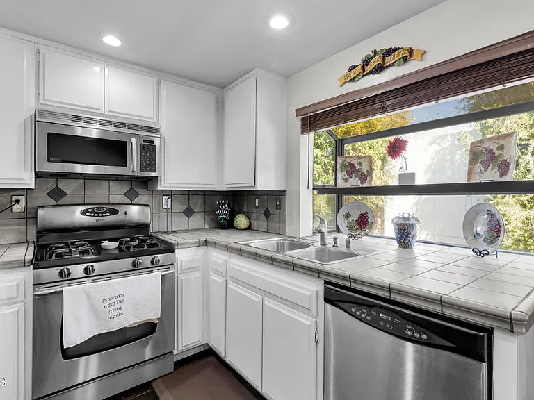 19431 Sherman Way #6 — Photo 8