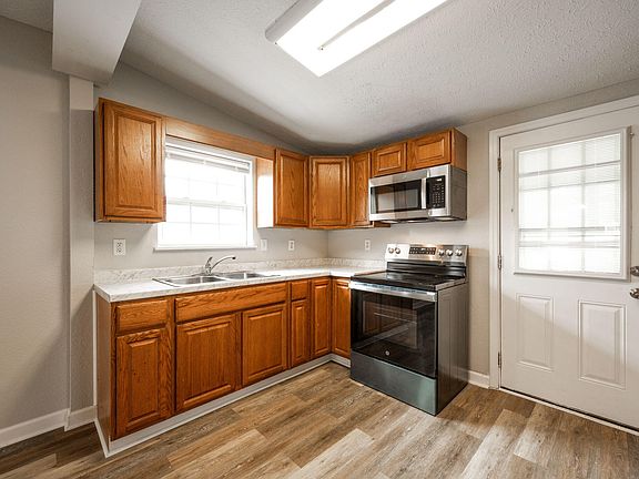 5th image of 115 W Oak St