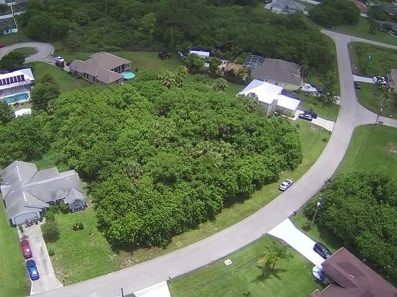 4th image of 560 SW North Quick Cir
