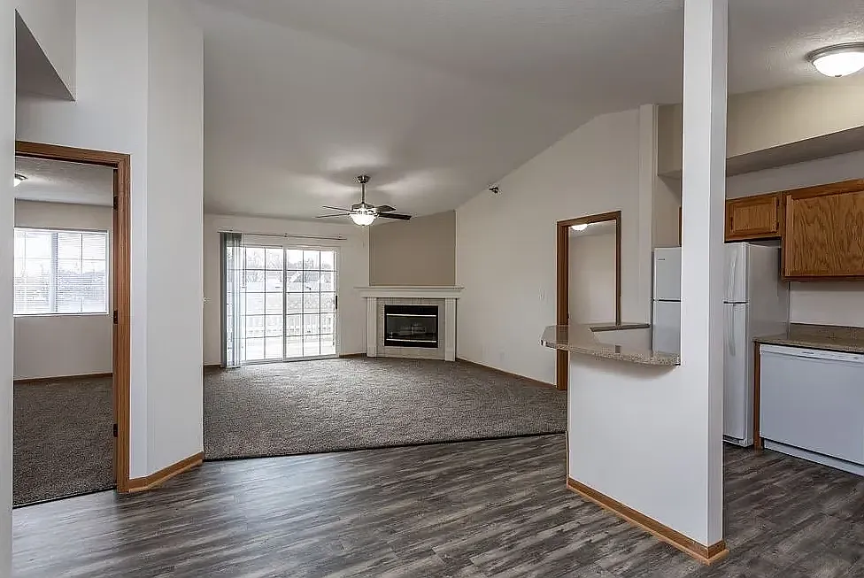 Crown Pointe Apartments — Photo 2