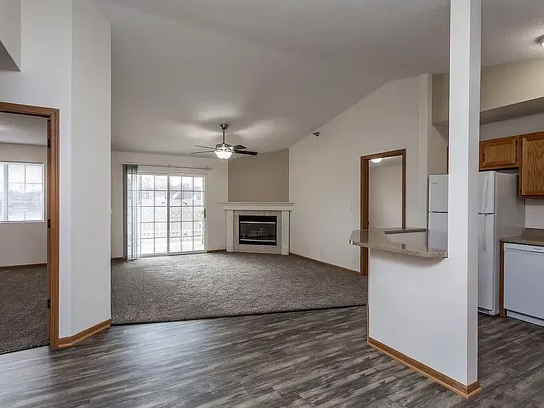 Crown Pointe Apartments — Photo 2