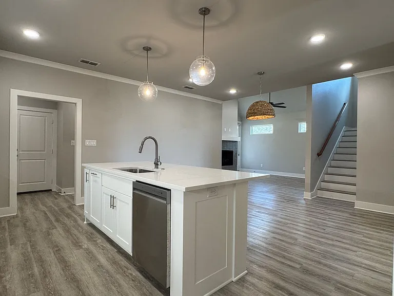 7110 Alexander Dr — Photo 19