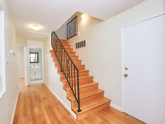 2nd image of 264 W Oakwood Blvd Unit C