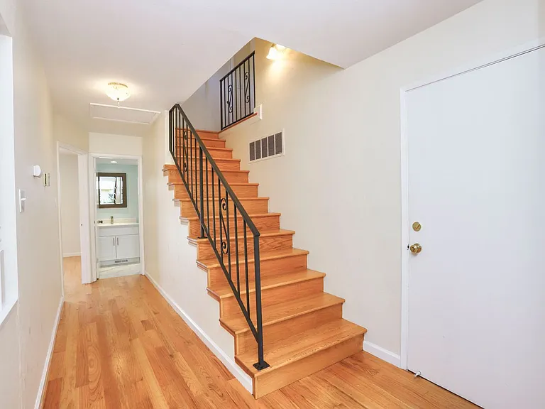 264 W Oakwood Blvd — Photo 3