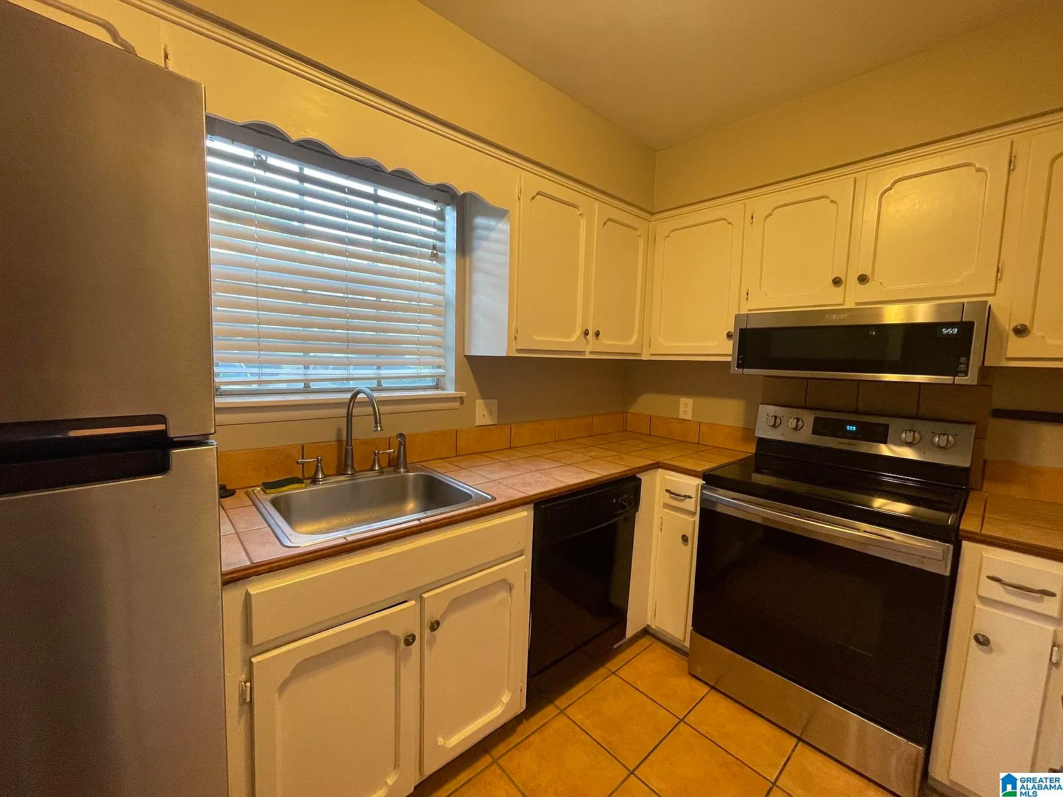 3 bed, 2.5 bath, 1475 sqft, $1,685 — Photo 3