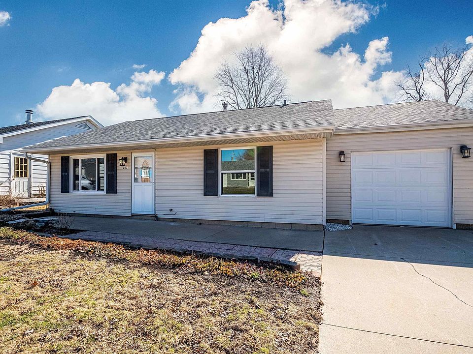 1st image of 207 Rosewood Dr