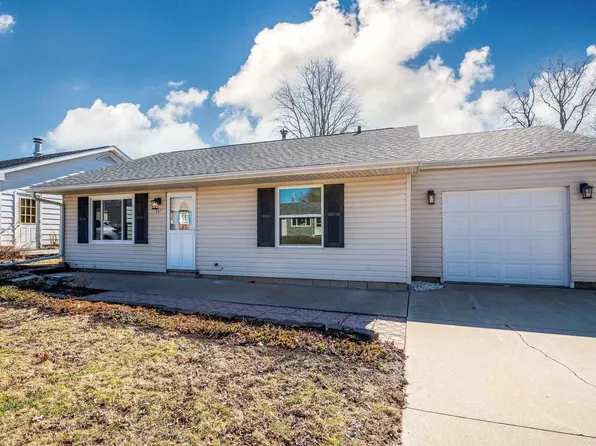 207 Rosewood Dr, Washington, IL 61571