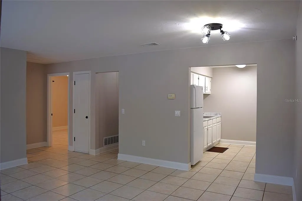 2 bed, 1.0 bath, 3294 sqft, $1,200 — Photo 4