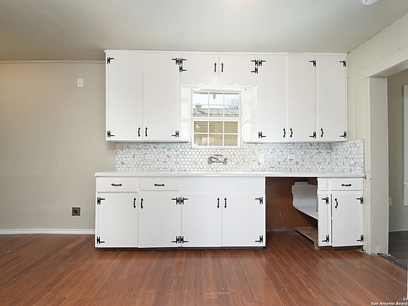5th image of 210 WELLINGTON