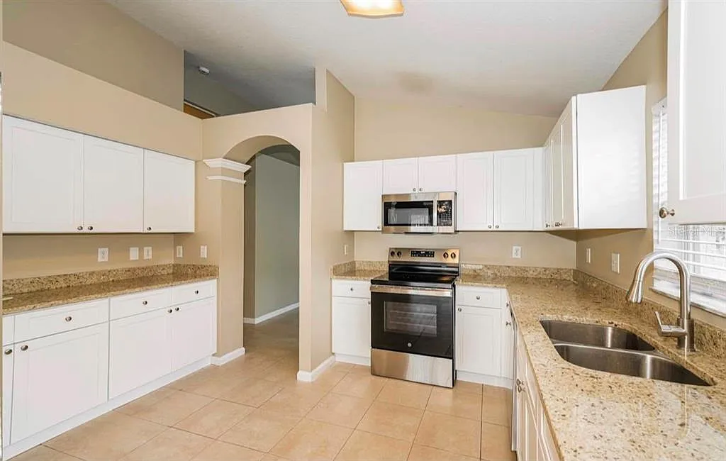 4 bed, 2.0 bath, 2232 sqft, $1,900 — Photo 2
