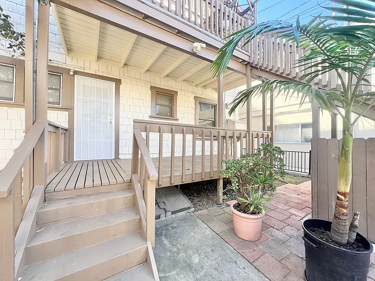 Charming 2 Bed / 2 Bath Apartment on Ocean Blvd Garage Included — Photo 16