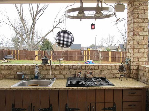 5th image of 102 Parkview Grv