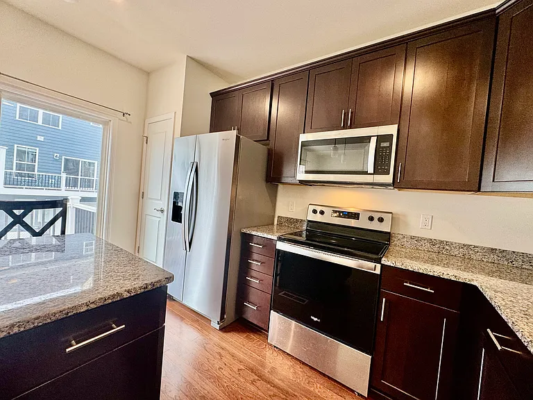 325 John Adams Dr — Photo 8
