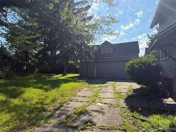 5th image of 14 Thatcher Ave